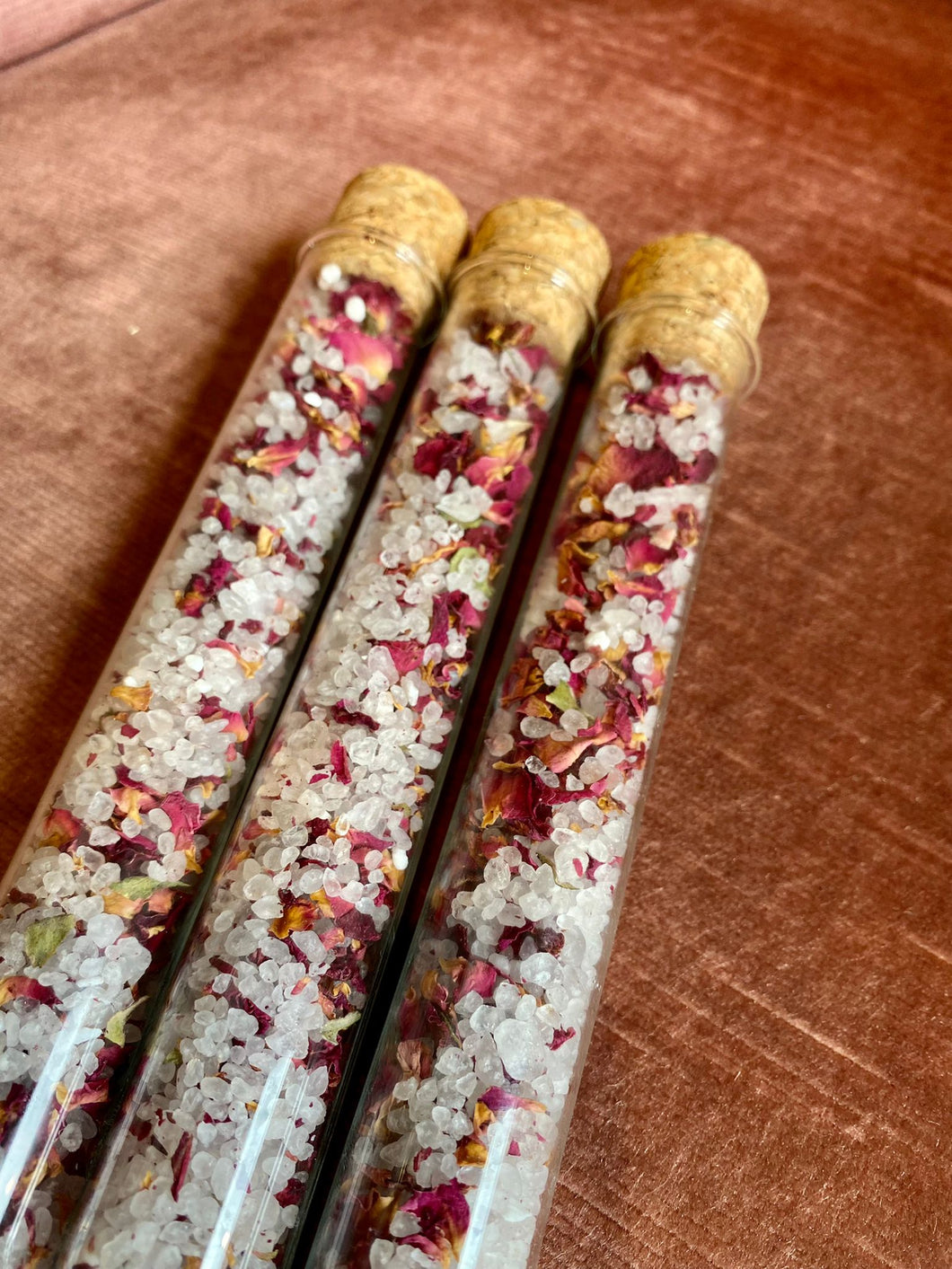 Badesalz mit Rosenblüten und Rosenöl